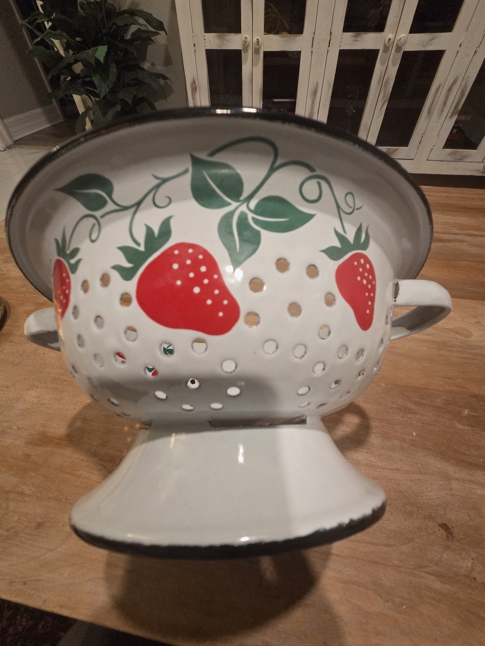 VTG Teleflora enamel colander strawberry design 1983 cottage Core. Collectable.